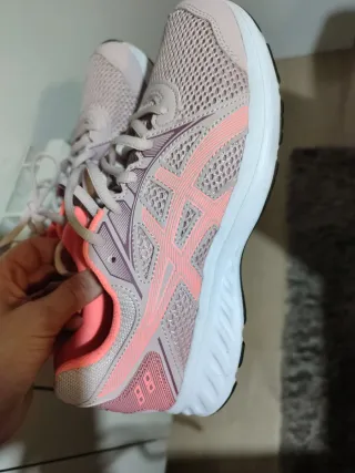 Playeras deportivas Asics rosas y blancas