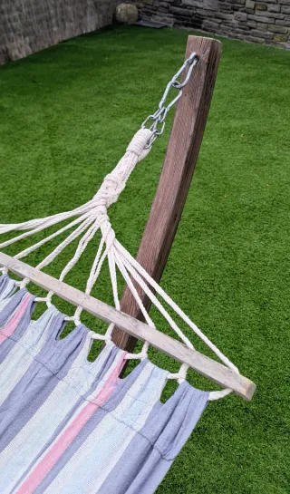 Hamaca de tela con soporte de hamaca de madera