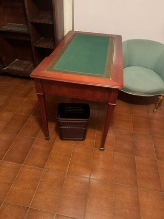 Muebles de despacho: Estantería y escritorio