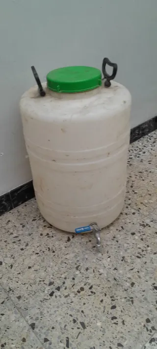 Bidón/Botella Grande Blanca con Grifo