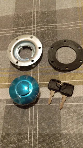 Tapa de tanque de combustible azul