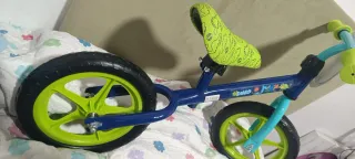 Bicicleta de equilibrio infantil azul y verde