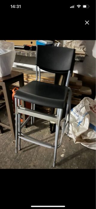 Dos taburetes de bar