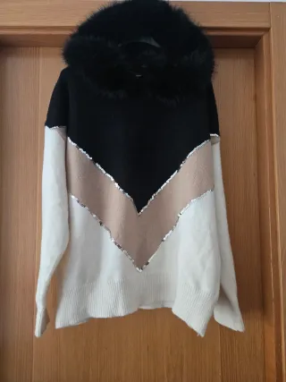 Sudadera con capucha y detalles brillantes