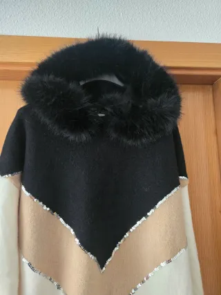 Sudadera con capucha y detalles brillantes