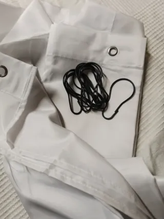 Cortina de ducha blanca con anillas negras