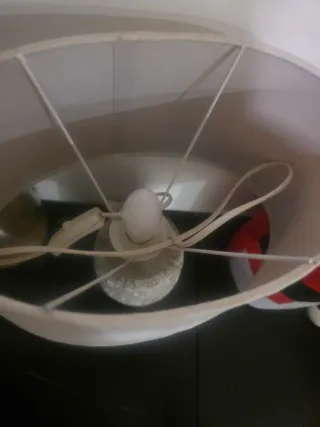 Lámpara de mesa beige y blanca