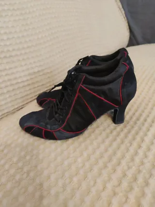 Zapatos de tango negros y rojos.
