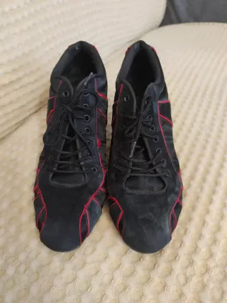Zapatos de tango negros y rojos.
