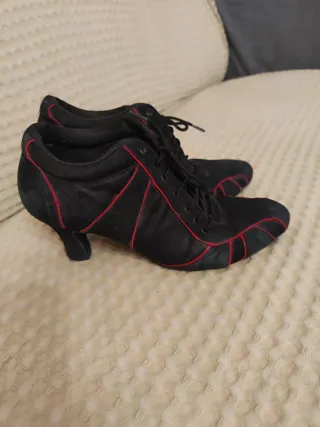 Zapatos de tango negros y rojos.