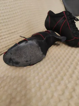 Zapatos de tango negros y rojos.