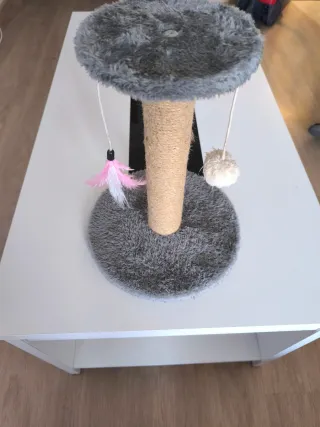 Rascador para gato con juguetes