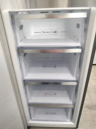 Congelador Vertical Samsung 1.85x60cm No Frost