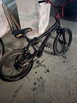 Bicicleta BMX Negra con Rines Rojos