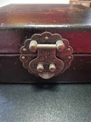 Antigua caja china con escritura