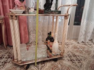 Camarera bar clásica dorada y blanca