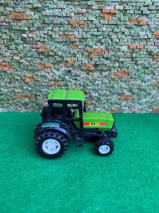 Tractor Claas Nectis 267F con remolque basculante