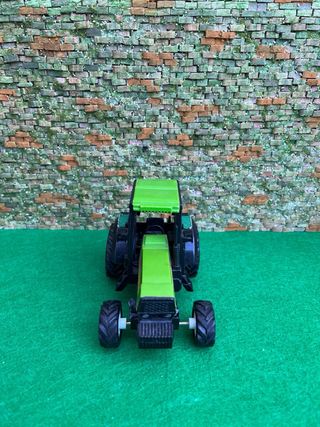 Tractor Claas Nectis 267F con remolque basculante