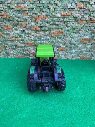 Tractor Claas Nectis 267F con remolque basculante