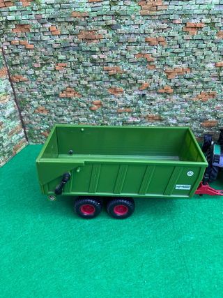 Tractor Claas Nectis 267F con remolque basculante