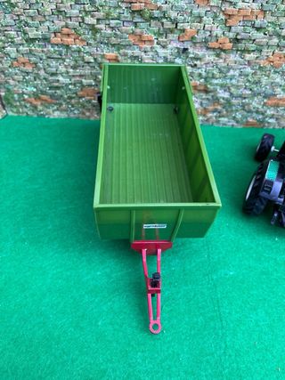 Tractor Claas Nectis 267F con remolque basculante