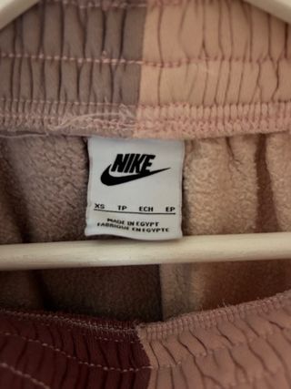 Chandal Nike con capucha y bolsillos