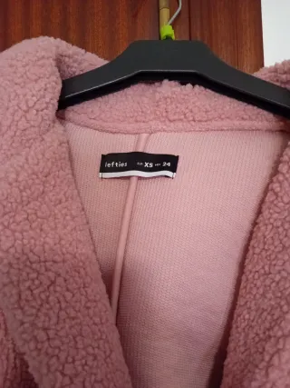 Chaquetón borreguito rosa con capucha
