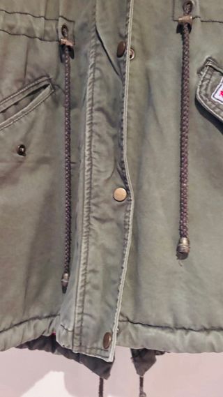 Parka verde militar con pelo fucsia