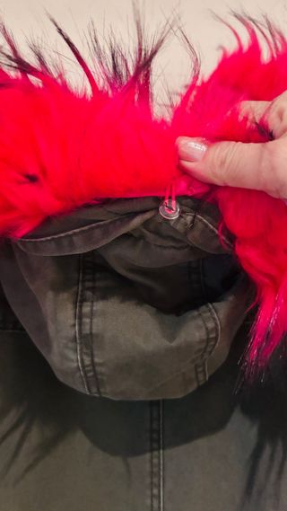 Parka verde militar con pelo fucsia