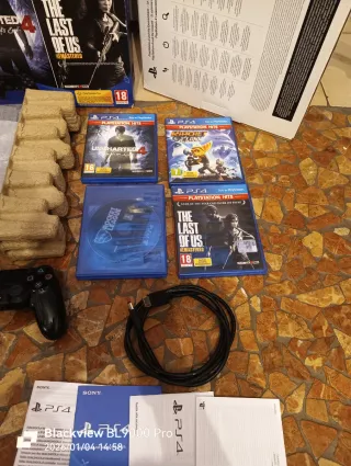 PS4 (PlayStation 4) Slim + 2 controller