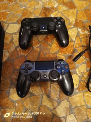 PS4 (PlayStation 4) Slim + 2 controller