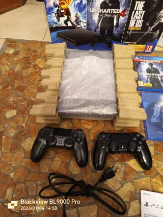 PS4 (PlayStation 4) Slim + 2 controller