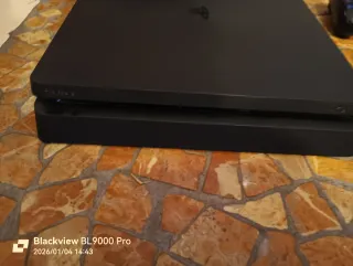 PS4 (PlayStation 4) Slim + 2 controller