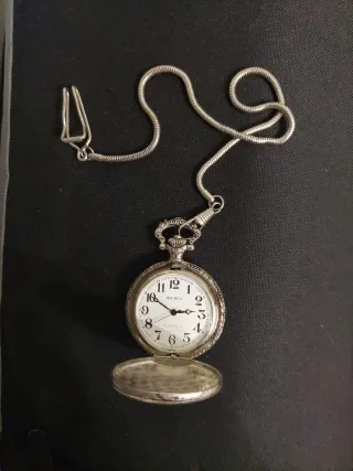 Reloj de bolsillo antiguo con cadena