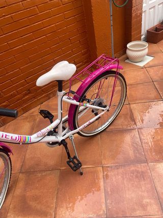 Bicicleta City 24 con casco rosa