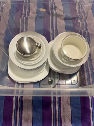 Vajilla variada de porcelana, vidrio y metal