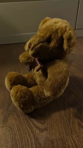 Oso de peluche marrón con lazo
