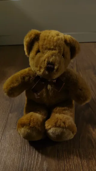 Oso de peluche marrón con lazo