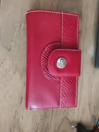 Cartera roja con detalle de piel