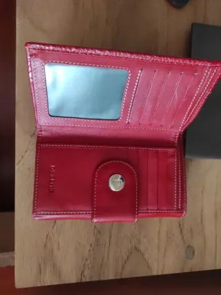 Cartera roja con detalle de piel
