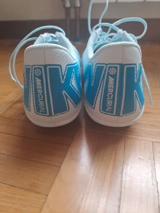 Botas de fútbol Nike blancas y azules