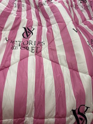 Colcha Victoria Secret Rayas Rosa y Blanca