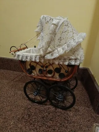 Cochecito de muñecas antiguo