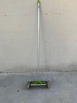 Rastrello aeratore con ruote