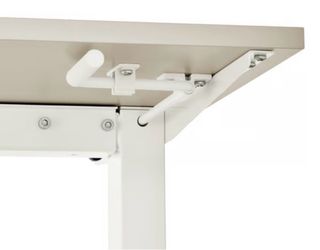 Mesa de oficina regulable en altura.