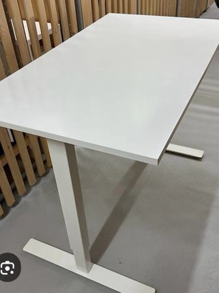 Mesa de oficina regulable en altura.