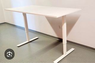 Mesa de oficina regulable en altura.