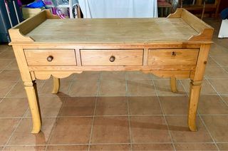 Precioso escritorio antiguo de pino.