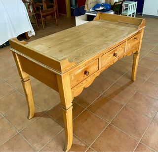 Precioso escritorio antiguo de pino.