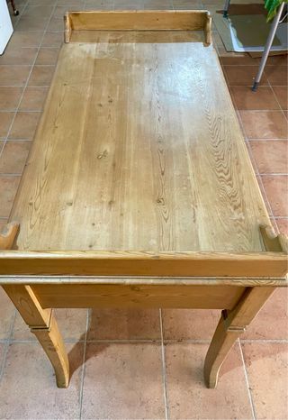 Precioso escritorio antiguo de pino.